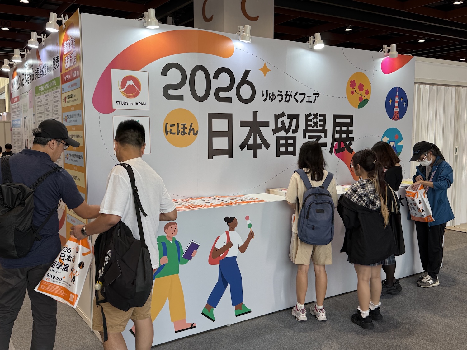 2026日本留學展為期兩天吸引了高達3,885名有意赴日深造的台灣學子與家長踴躍參與。